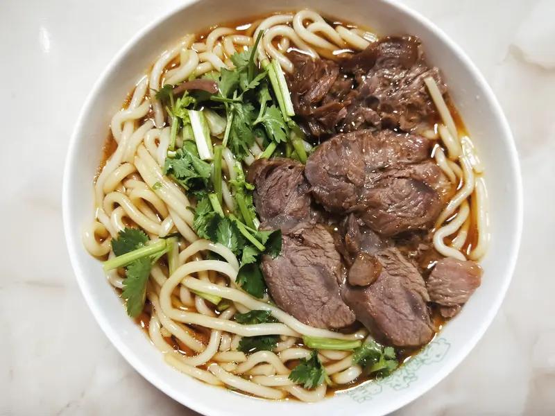 顾客点了一碗牛肉面，老板娘：要8块的还是10块的？顾客：10块的吧吃完后，
