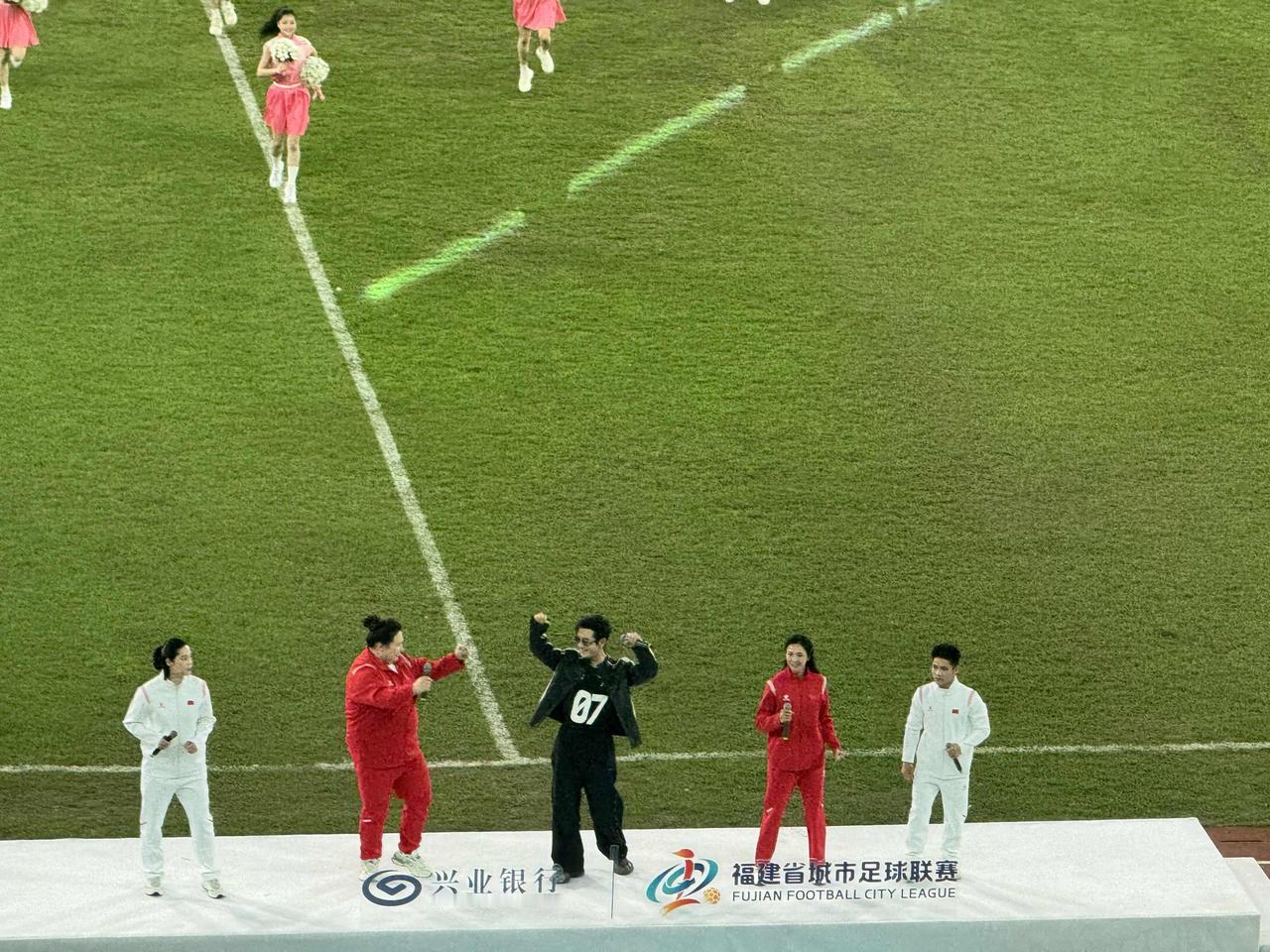 在福建足坛，厦门实力独一档，还为省内各市输送球员，泉州依托职业队与青训底蕴同样强