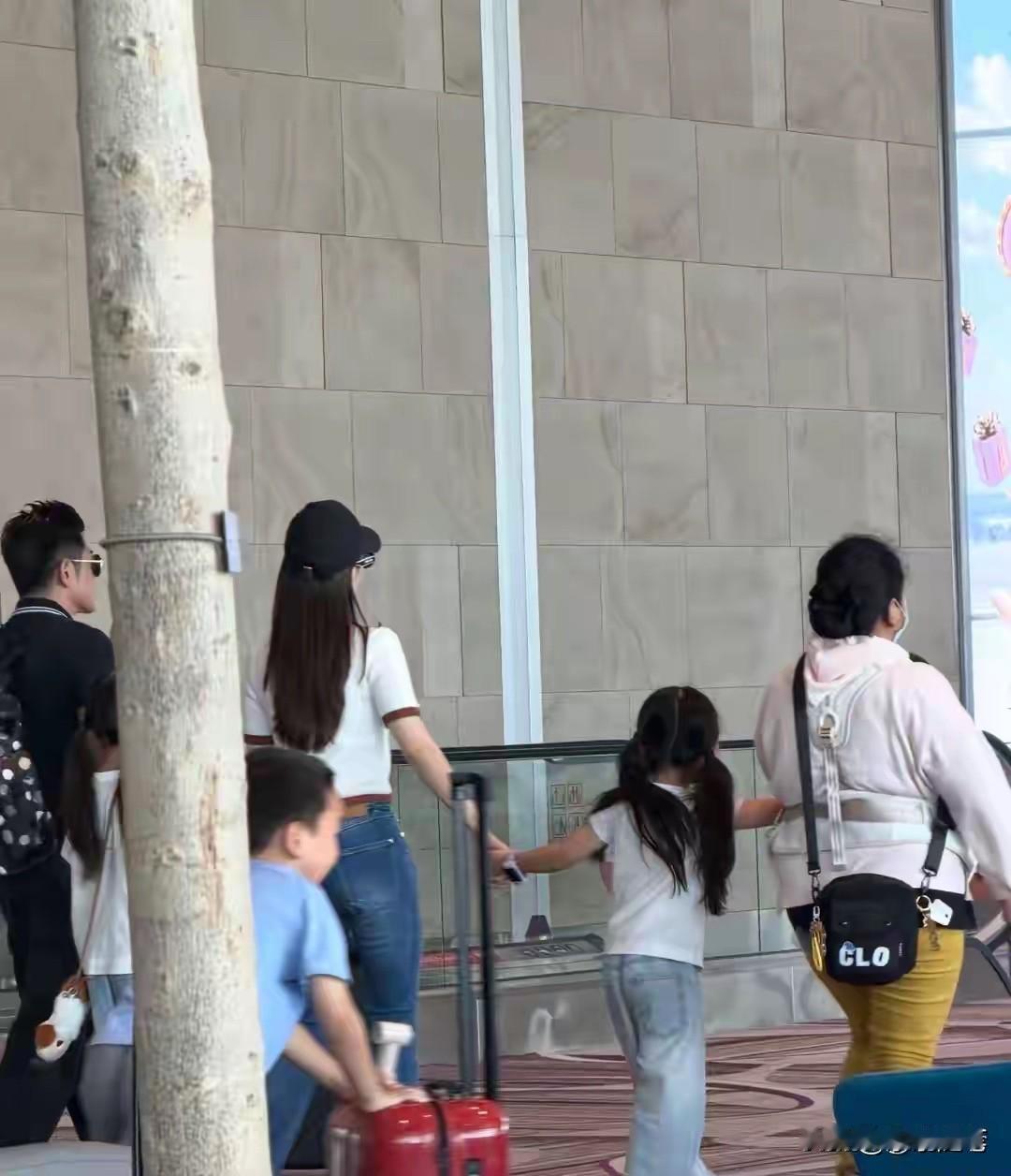 郭富城携妻女一家三口回港，现身机场画面曝光。当天“天王”穿搭低调，但眼尖网友发现