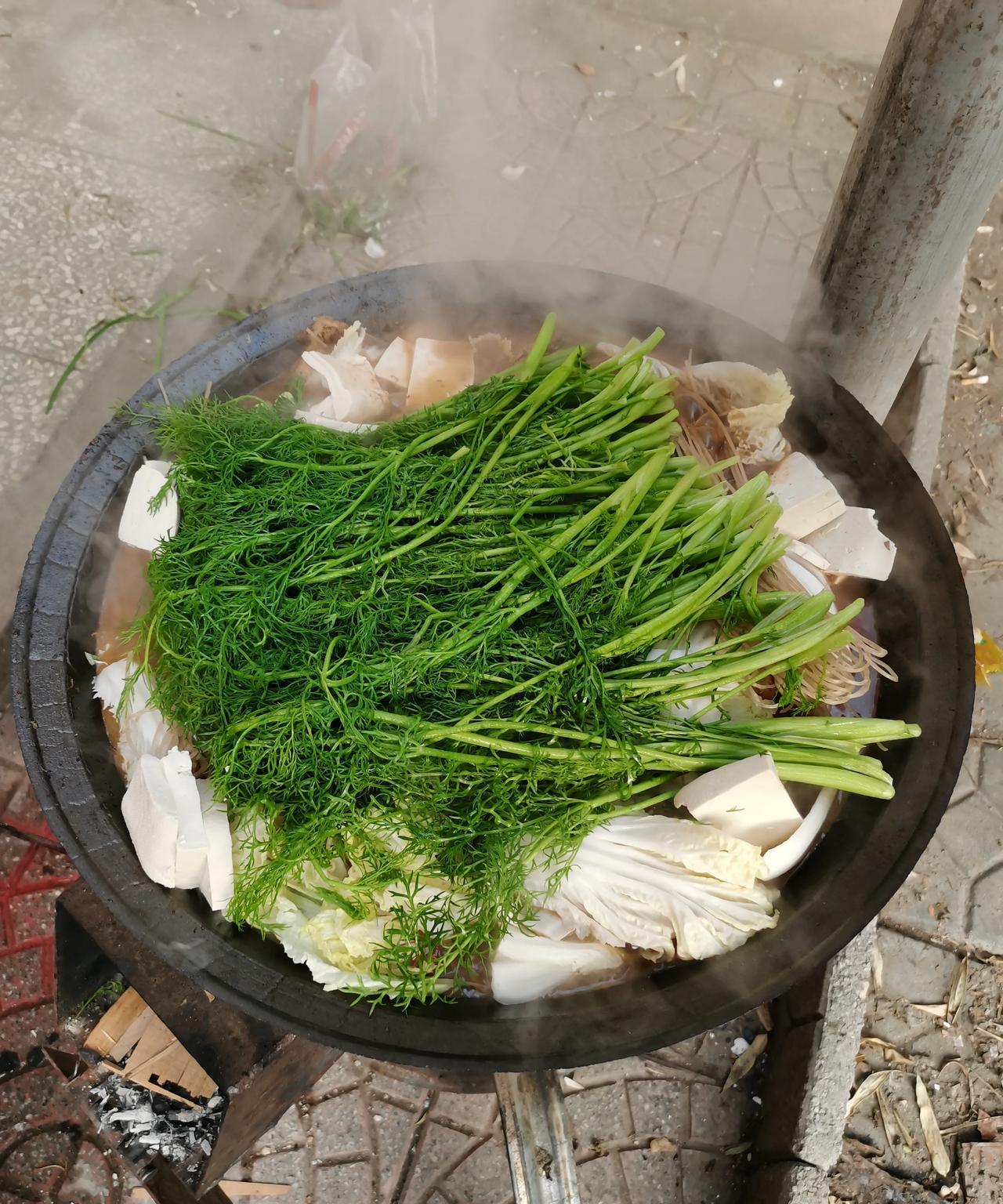 一锅贴饼子，一锅炝锅鱼，鱼锅放点大白菜，茴香，豆腐，宽粉。[万柿