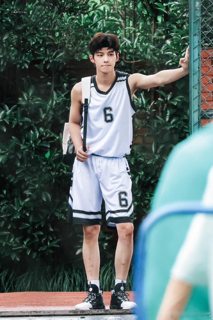 网友致歉称与何与不熟素人点赞虞书欣相关言论被当成圈内好友，如今发文道歉：仅球场