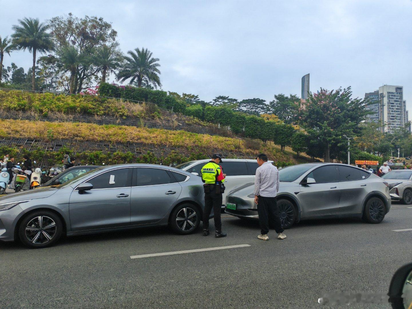 交警处罚外面一排，里面一排暂时没事。