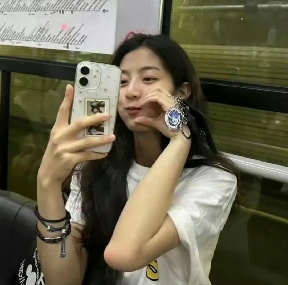 这是iPhone12还是iPhone17啊？