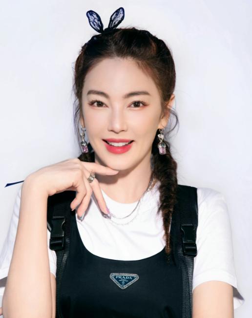 网友问张雨绮："你为什么没有出演周星驰的新电影《功夫女足》？"张雨绮说："我不可