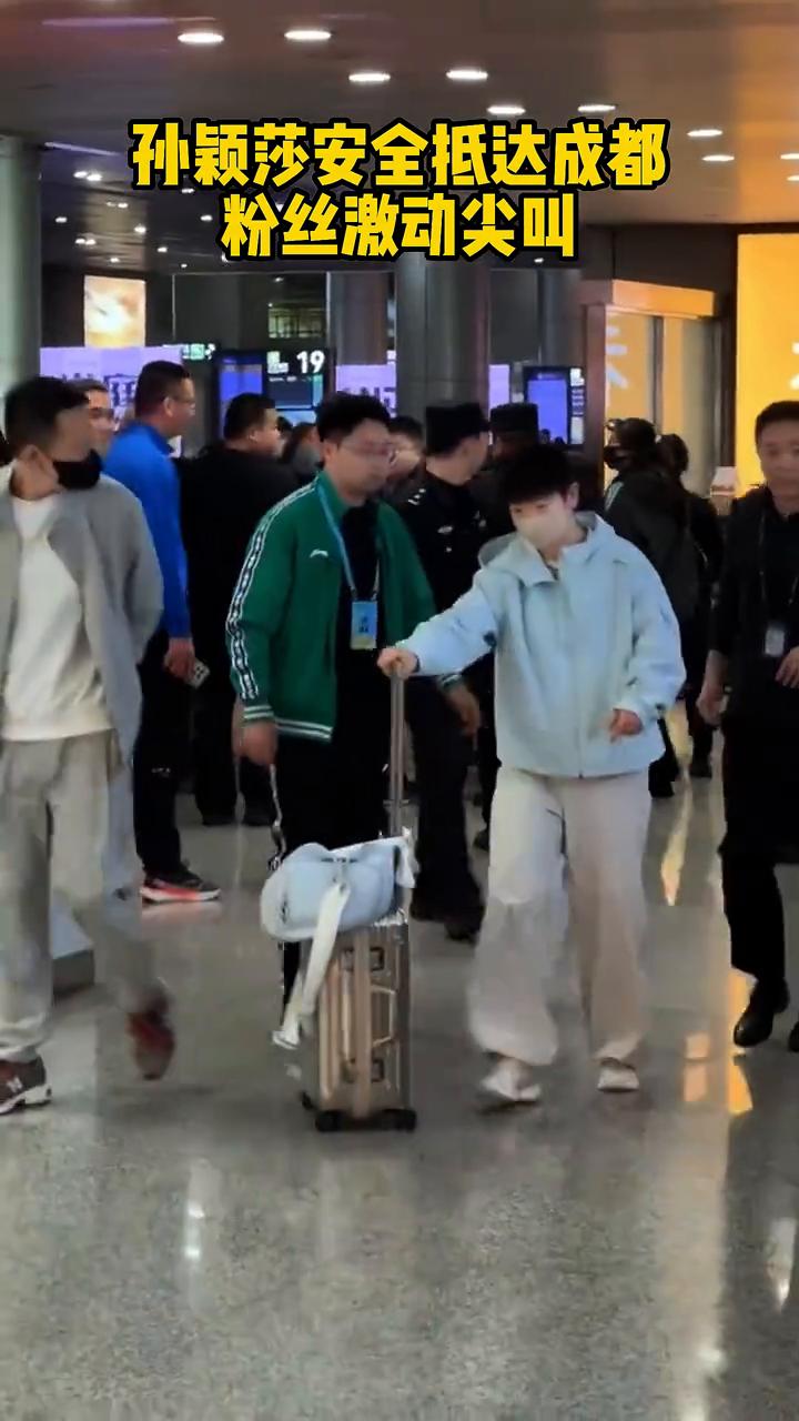 圆溜溜的眼睛好可爱，孙颖莎安全抵达成都，粉丝激动尖叫。孙颖莎低调戴口罩，圆溜溜