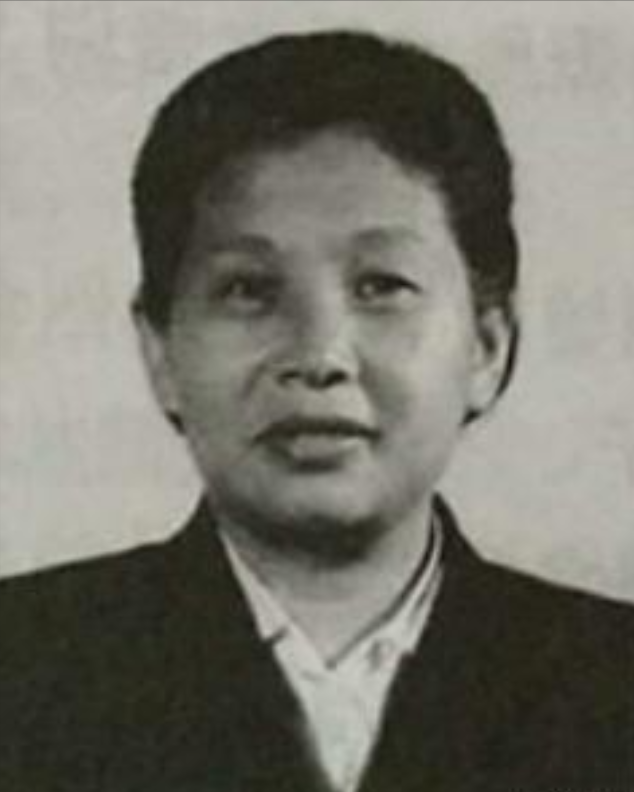 1939年一天的夜晚，女战士徐敏正要去如厕，突然被一壮汉从背后抱到了床榻上，对方