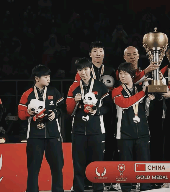 有爱又温馨一幕！王曼昱宝宝，真的是一位人美心善的女孩子啊！昨晚的颁奖典礼上，蒯曼