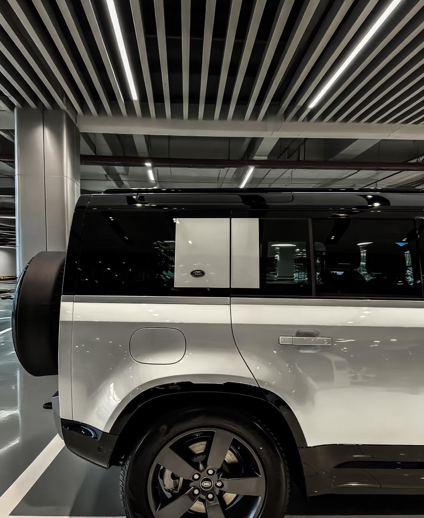 我的路虎卫士终于研究好贴什么颜色了～改亚历山大银，再加上红色卡钳后面可能再上个贴