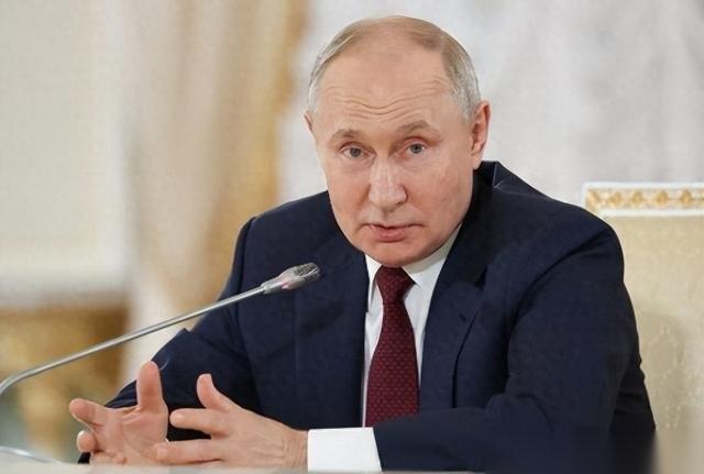 万万没想到，一向把“强硬”挂在嘴边的特朗普，面对中俄同步亮剑，第一反应竟不是派航