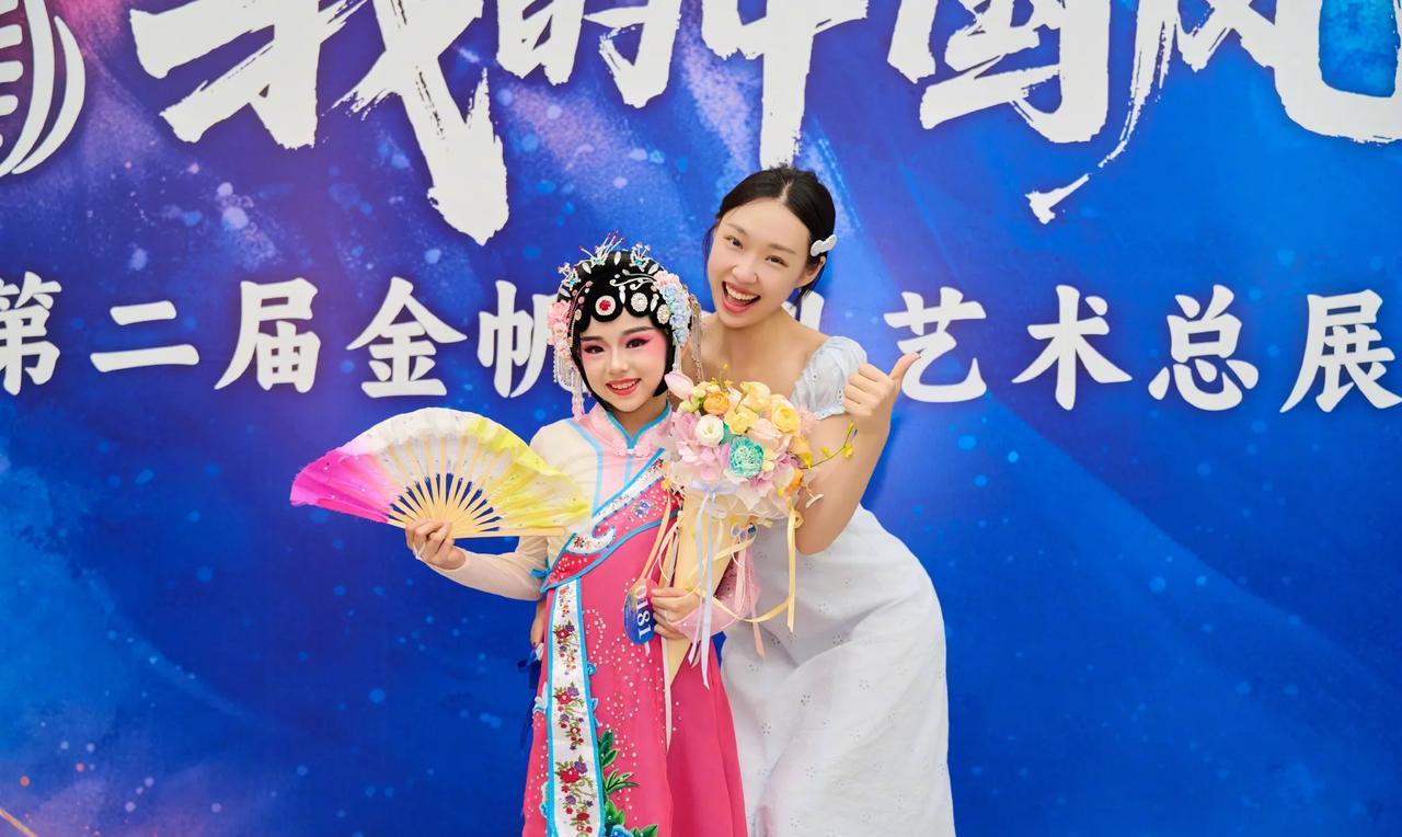 董璇晒女儿参加舞蹈比赛的照片，感叹自己在剧组不能陪女儿比赛，还好有管乐帮忙带孩子
