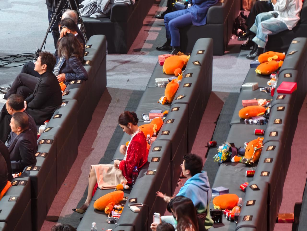 肖战无妄之灾微博之夜的座位风波闹得沸沸扬扬，本是众星齐聚的欢喜时刻，却被莫名的