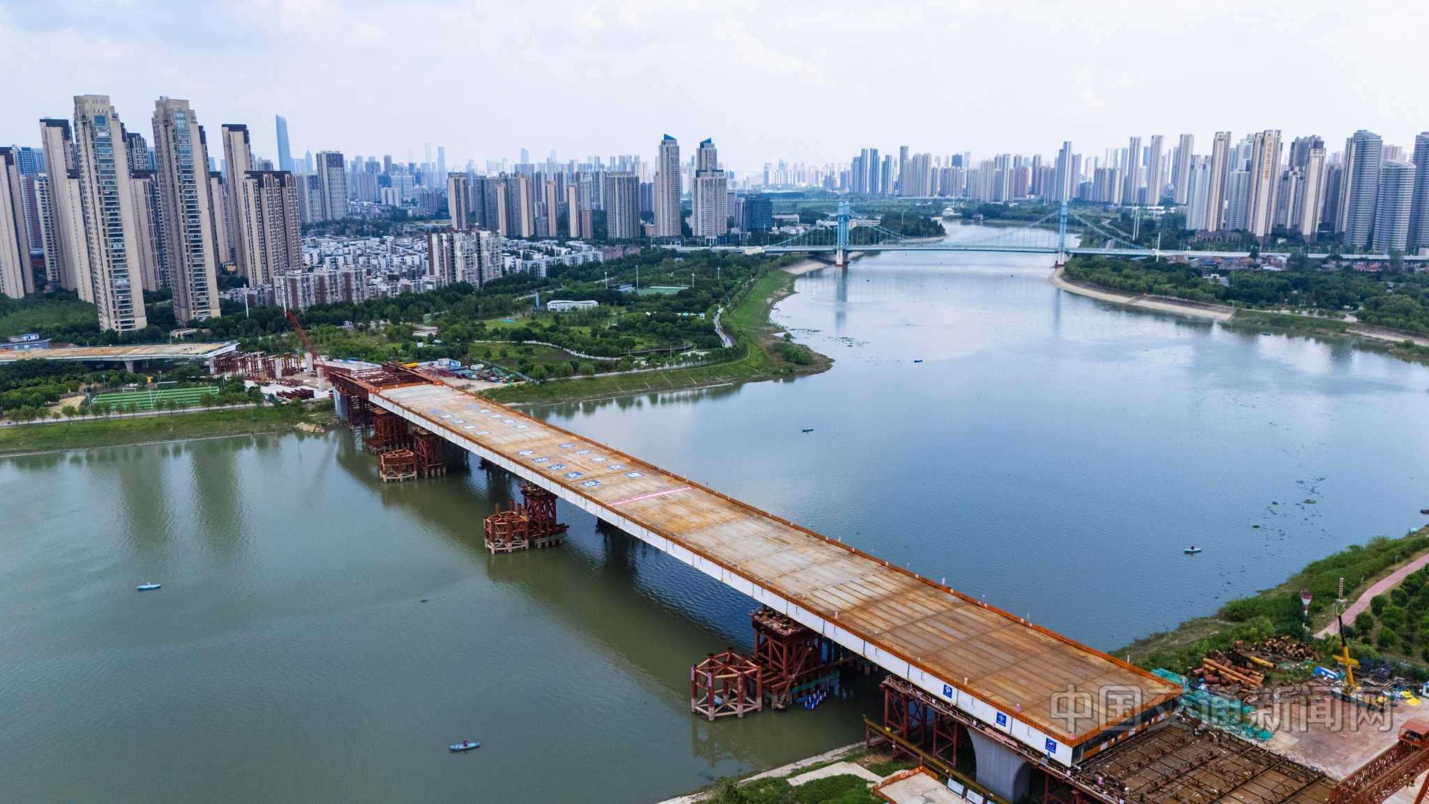 武汉市江汉十桥主桥贯通