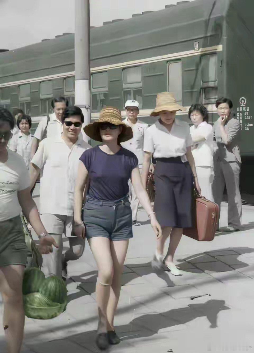 1984年，34岁的刘晓庆去山西巡演，超前卫的着装让无数路人惊呆