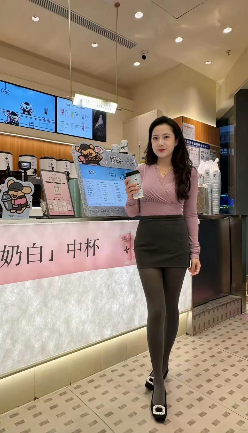 美女手上拿的是中杯吗？