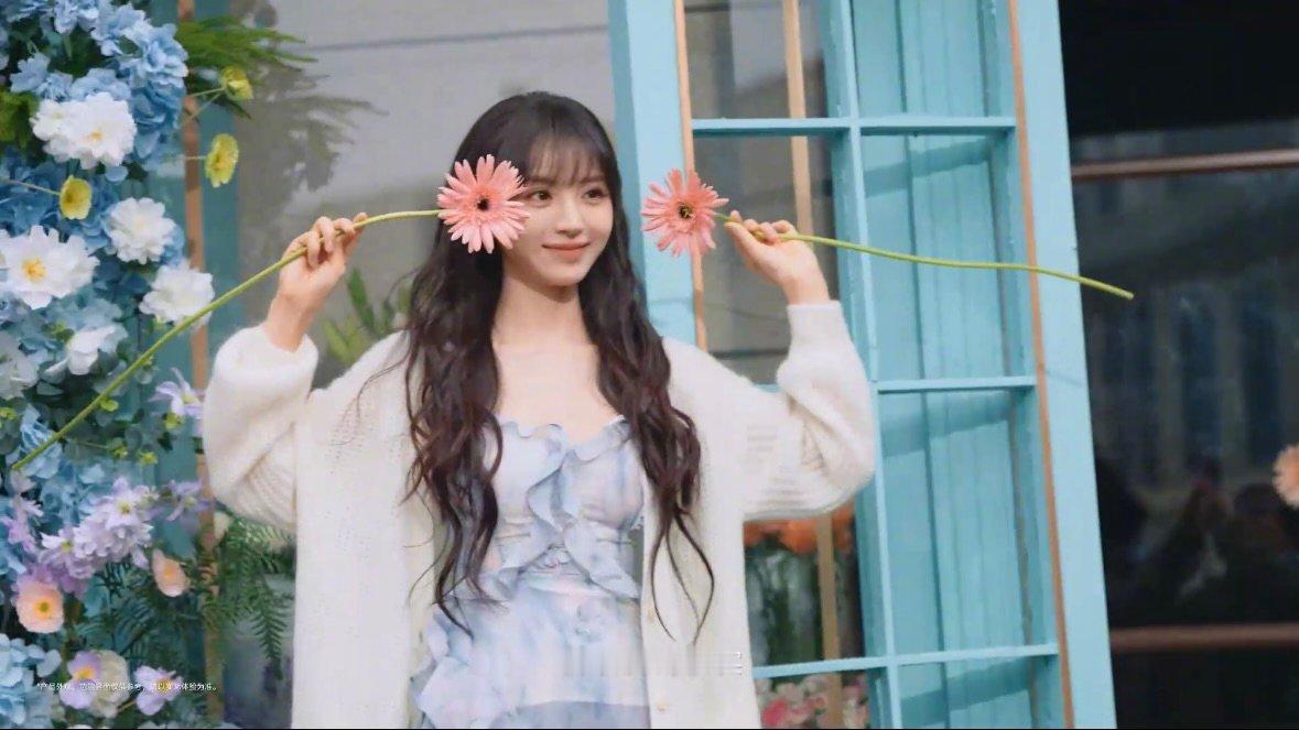 田曦薇今天我要告白今日份心动来自捧着花奔跑的田曦薇！她眼里的光、脸上的笑，都写