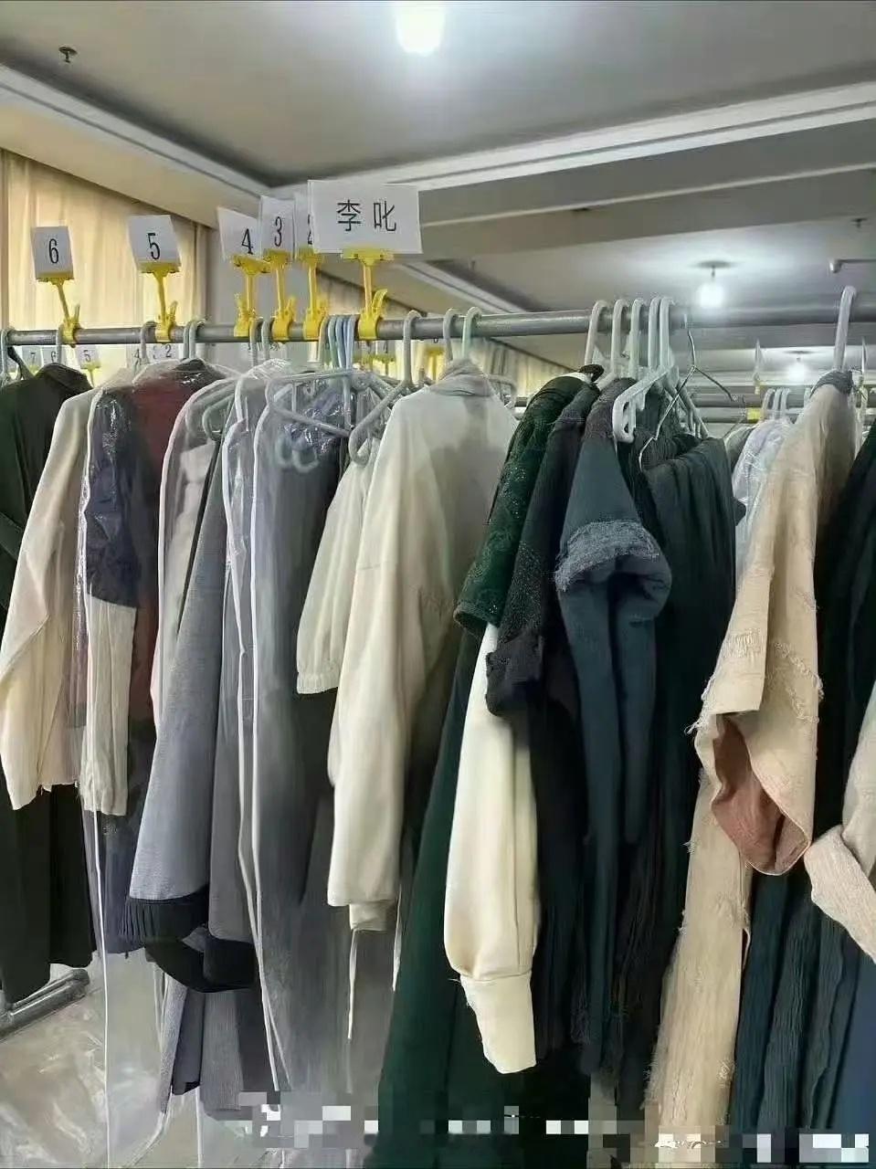 剧组给杨洋准备的衣服很简陋包括了道服、学院服、小兵服装和常服，但是看起来像一堆乞