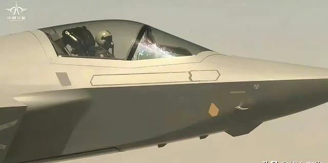 从流体设计和建造工艺来说，歼35是世界上最美的五代机，甚至是目前服役的最漂亮的战