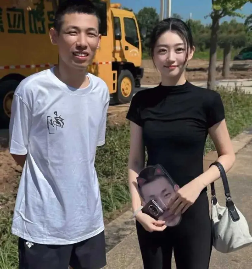 这身板多少人想娶做老婆？真有夫妻相！！