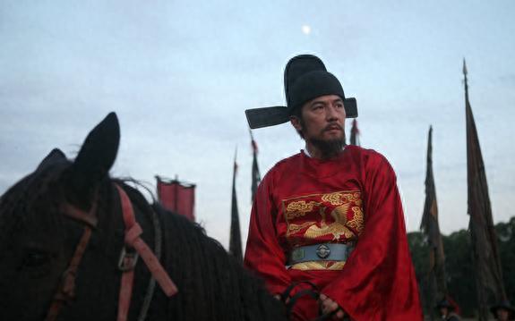 1625年，辽东经略熊廷弼被斩首，首级传示九边，尸身弃于闹市，百姓不敢收殓，天