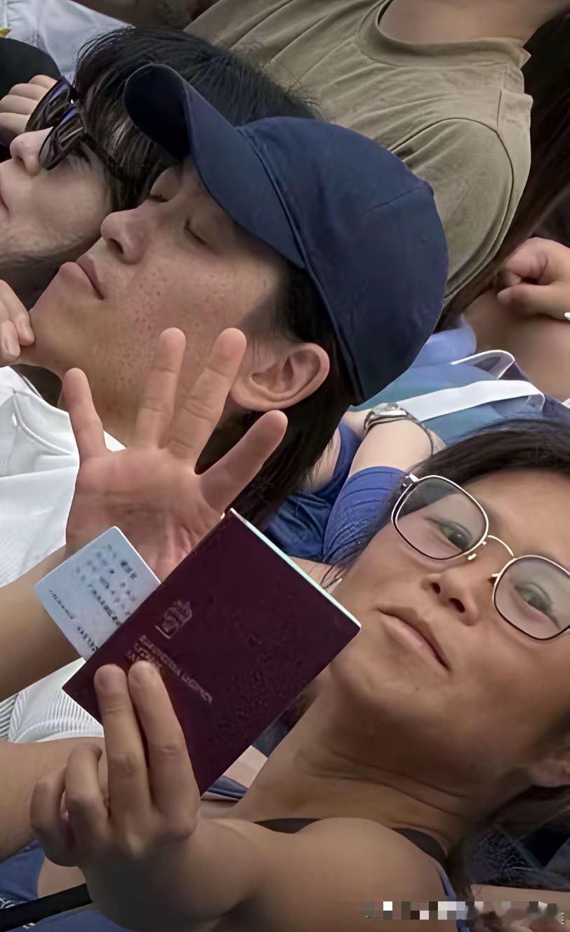 上海网球现场闹事的女子，拿出手里的证件向民警挑衅，这是一个瑞典的护照，护照下面盖