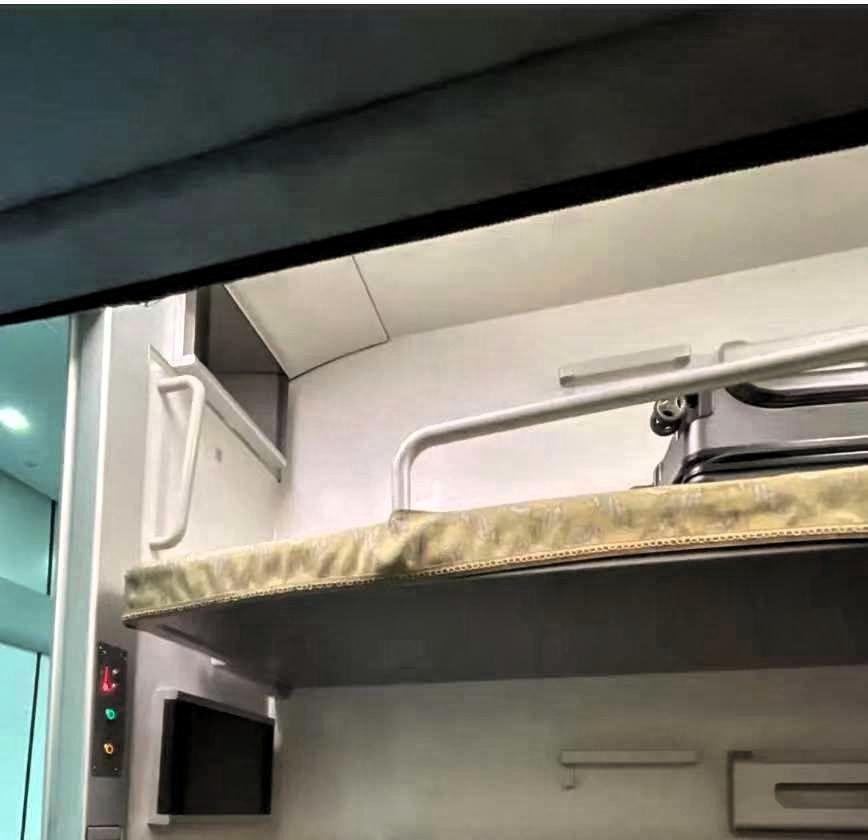 一孕妇在整节车厢里找人换下铺，没一个人愿意换，她是上铺爬不上去。有人觉得车厢