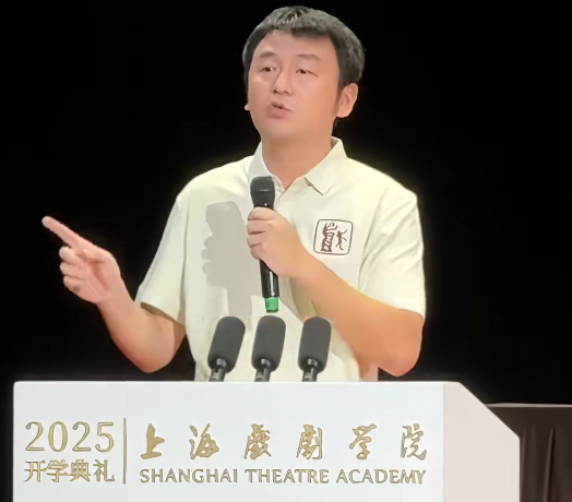 雷佳音作为优秀毕业生代表，在上海戏剧学院开学典礼上发言，引用“大师哥”刘威的话：