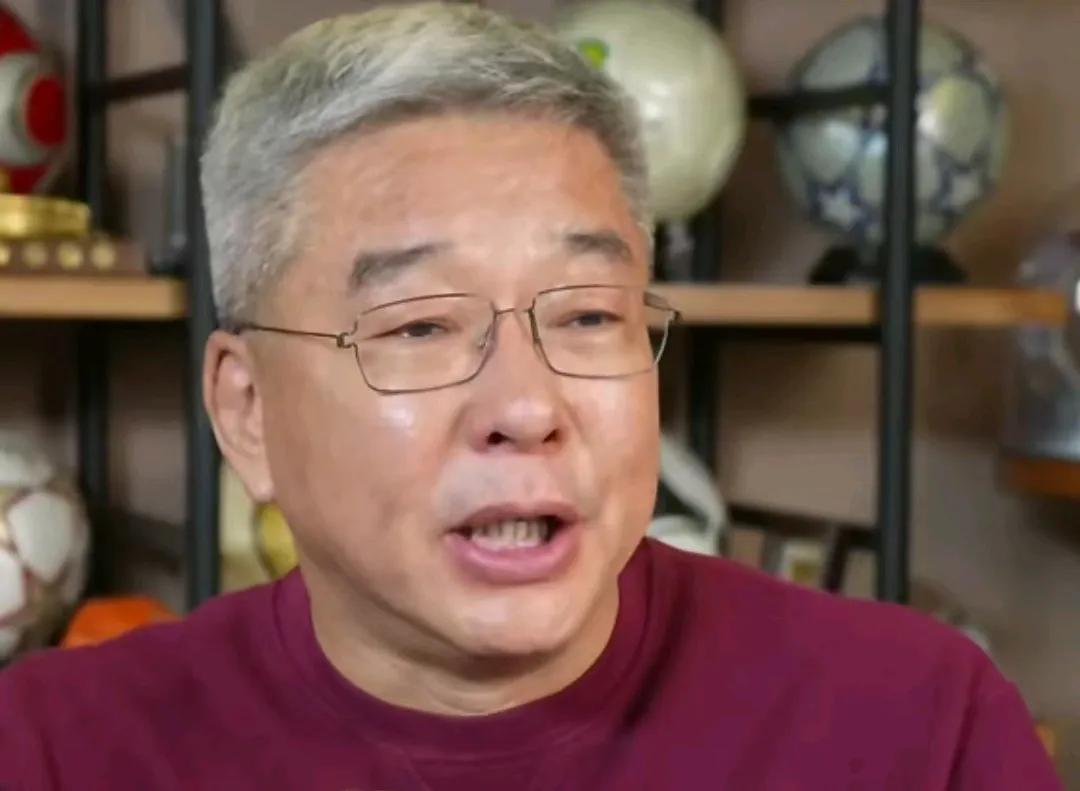 国足0-1落后塔吉克斯坦，解说员刘建宏批评韦世豪，主教练未来不敢用他！在国足与