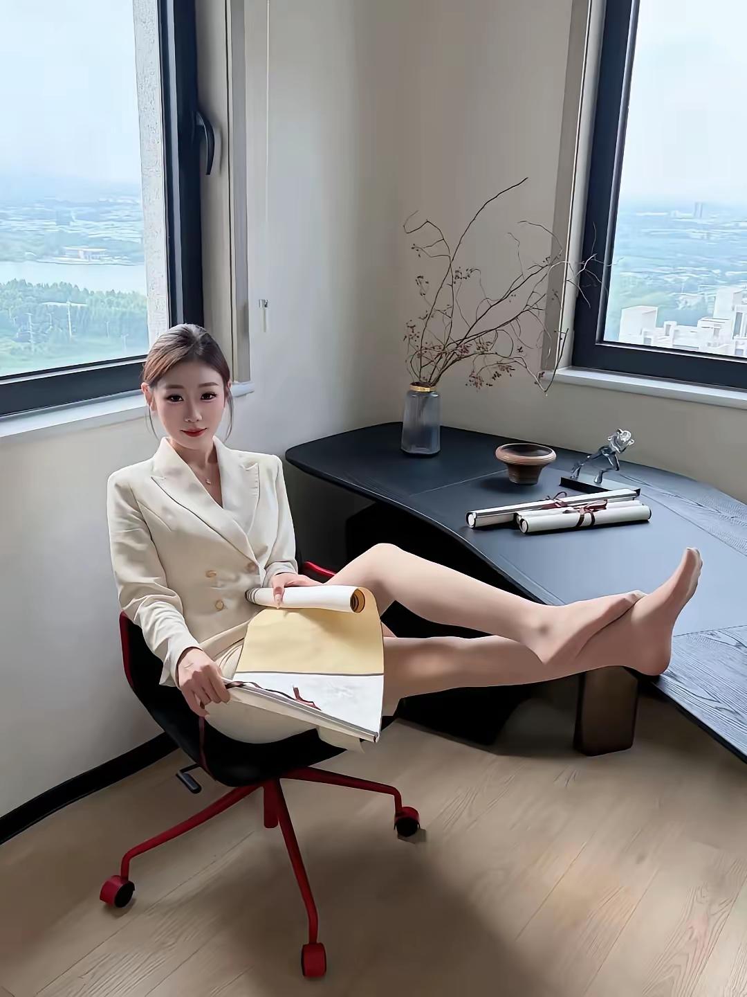 女孩穿米白西装好看，这种穿搭风格确实很高级。