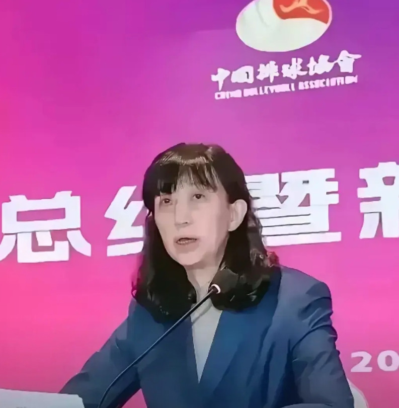 以u21中国女排参加的世锦赛而论，为什么2023年率队夺冠的匡琦主教练，刘晓彤助