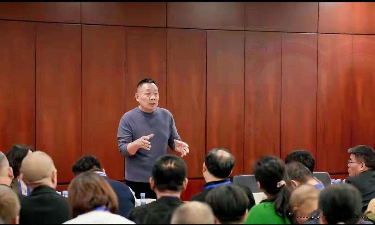 前两年还在神坛上被捧成“打工人救星”的于东来，最近怎么就成了众矢之的？看完这一连串争议，我反倒觉得这
