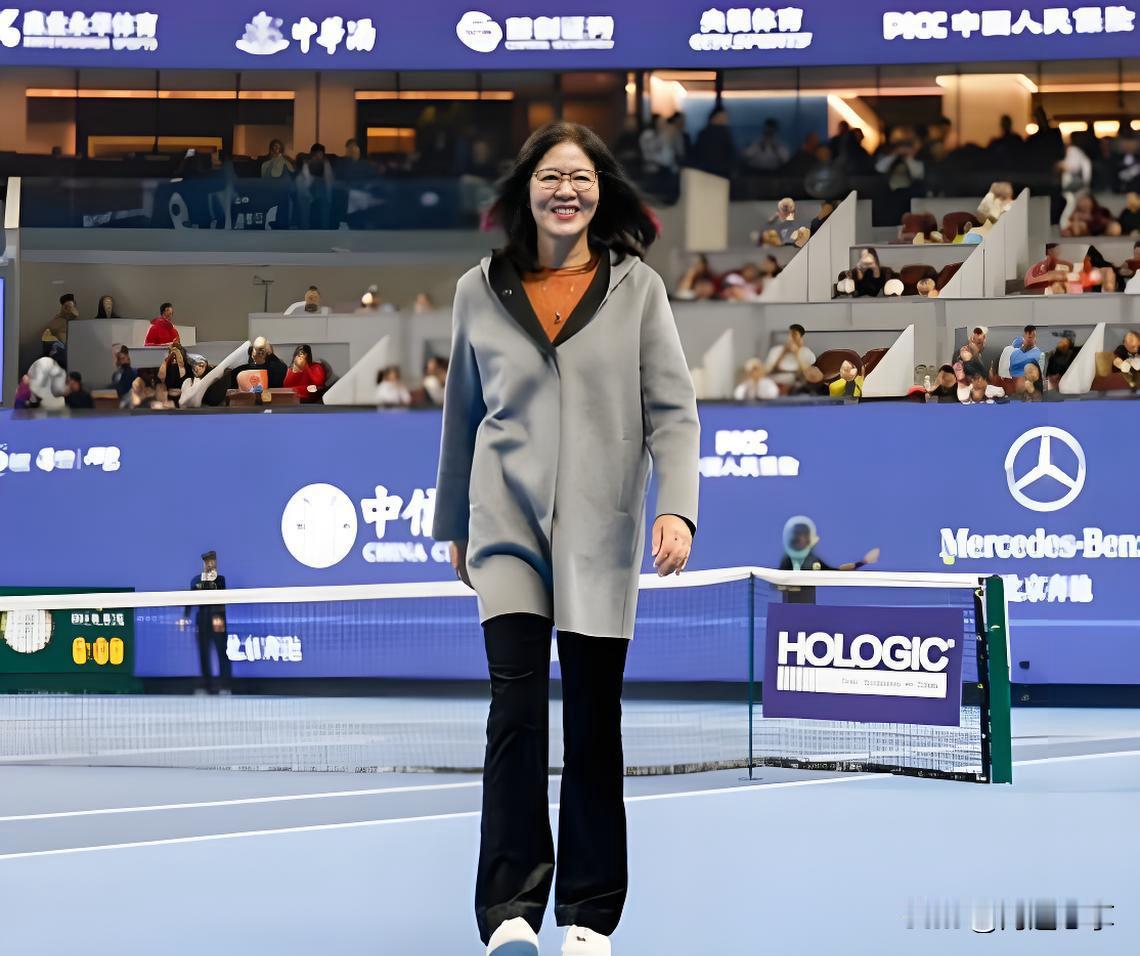 郎平留起长发！瘦了，漂亮了！人生下半场可以如此精彩！曾经在赛场上叱咤风云的“