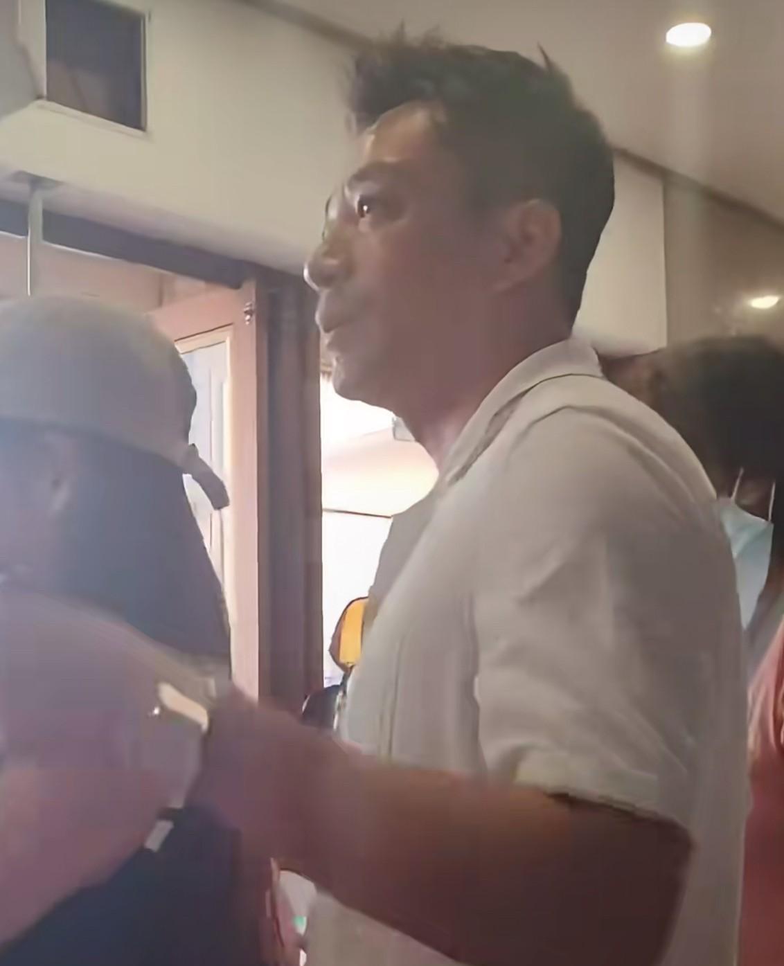 太逗了汪小菲马筱梅从阿那亚返京了！有网友遇见偷拍发到了小某书上，立马有网友提醒