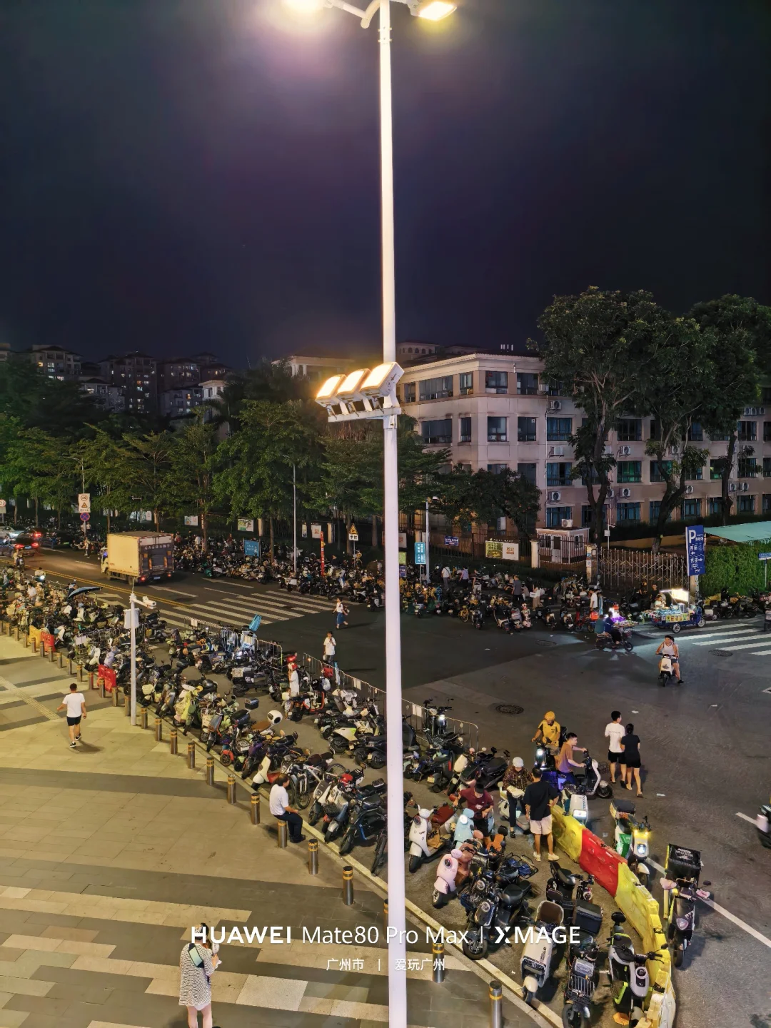 广州美林天地的电动车停满路边，好壮观