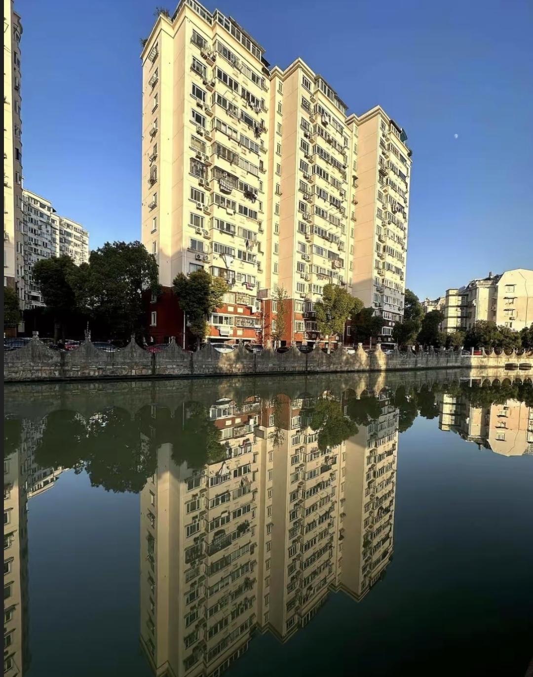 我半夜肚子疼得不行，老婆赶紧送我到医院。医生说抽血做CT，检查完说是小肠梗阻，要