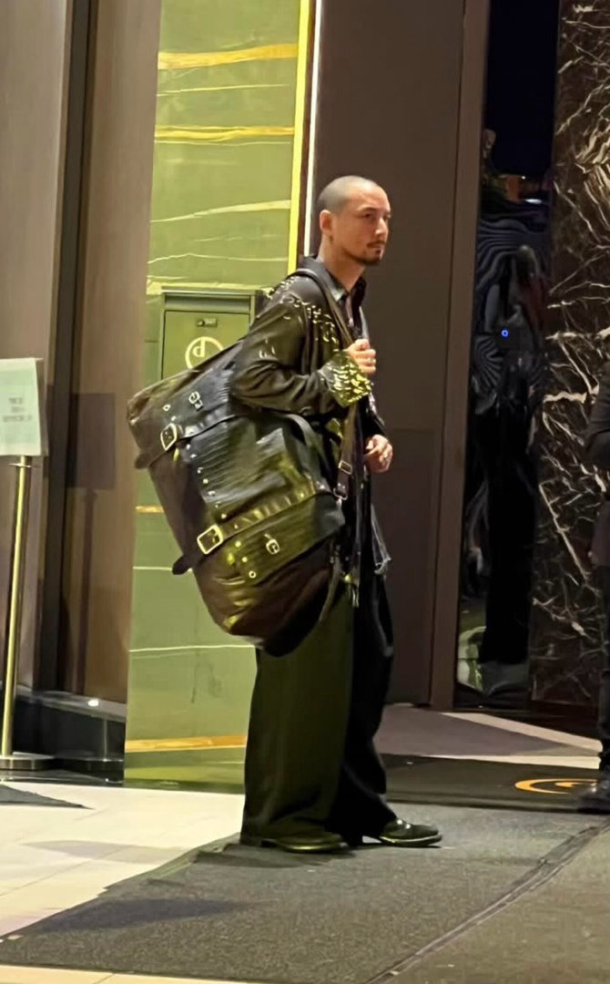 吴彦祖光头造型路透吴彦祖光头路透一出，内娱那些不敢露额头的男明星该睡不着了。谁
