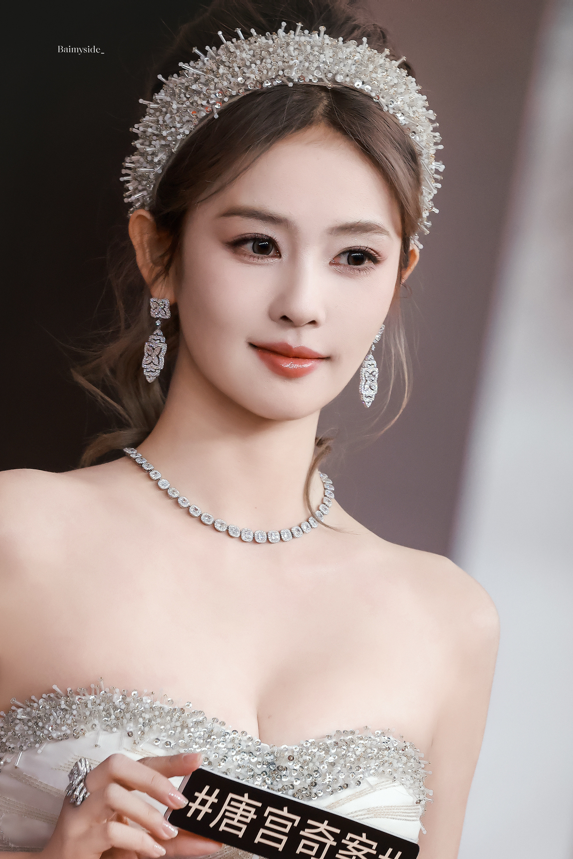 白鹿一袭钻饰白裙，肩颈线条如月光雕琢，那抹腰肢盈盈一握，恰似唐宫奇案里走出的尤