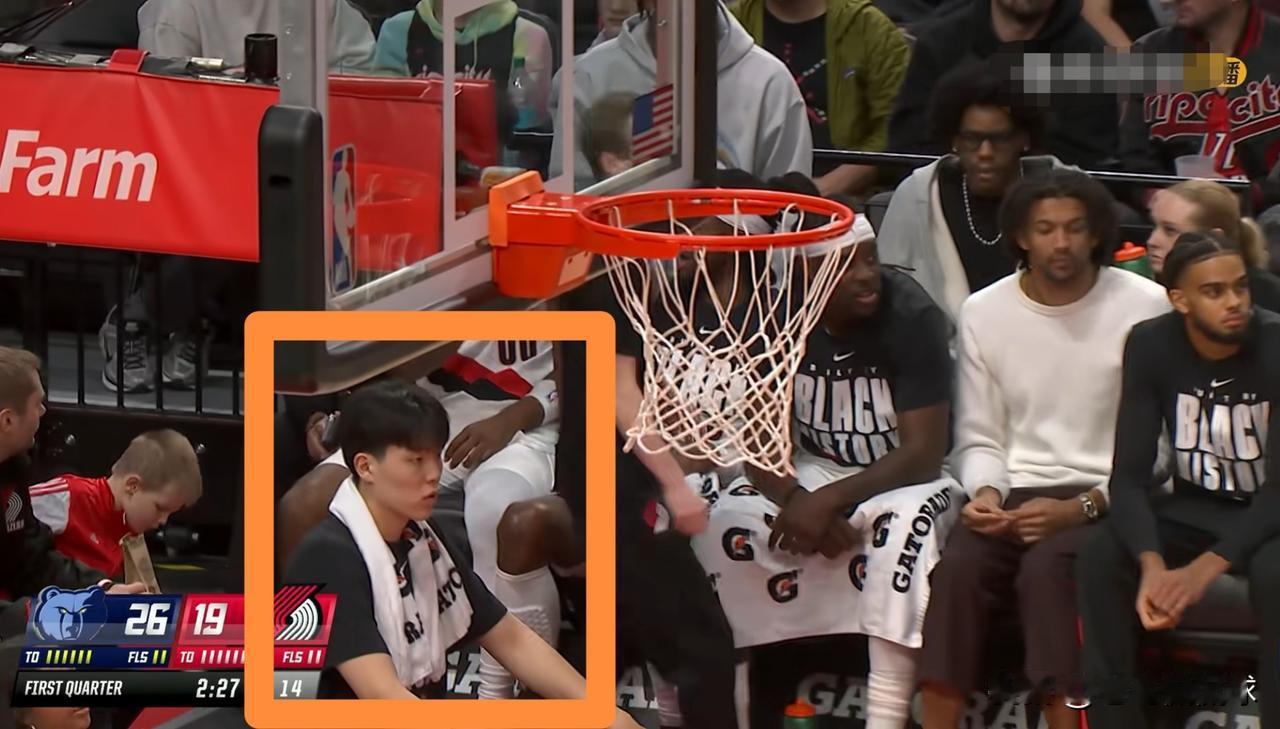 开拓者新秀杨瀚森真是太凄惨了！在今天开拓者主场迎战灰熊的比赛中，当时比赛进行到了