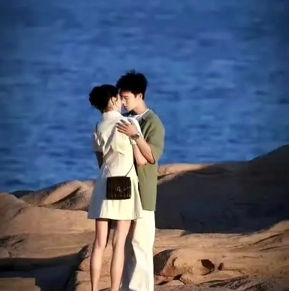 关晓彤亲嘴亲的嘴都麻了，鹿晗听到得崩溃吧，谈了这么久的女朋友，天天把她放在