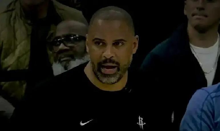 赢球不靠投得准，靠抢得凶。火箭用篮板，把湖人砸懵了。圣诞夜，乌度卡只做了一