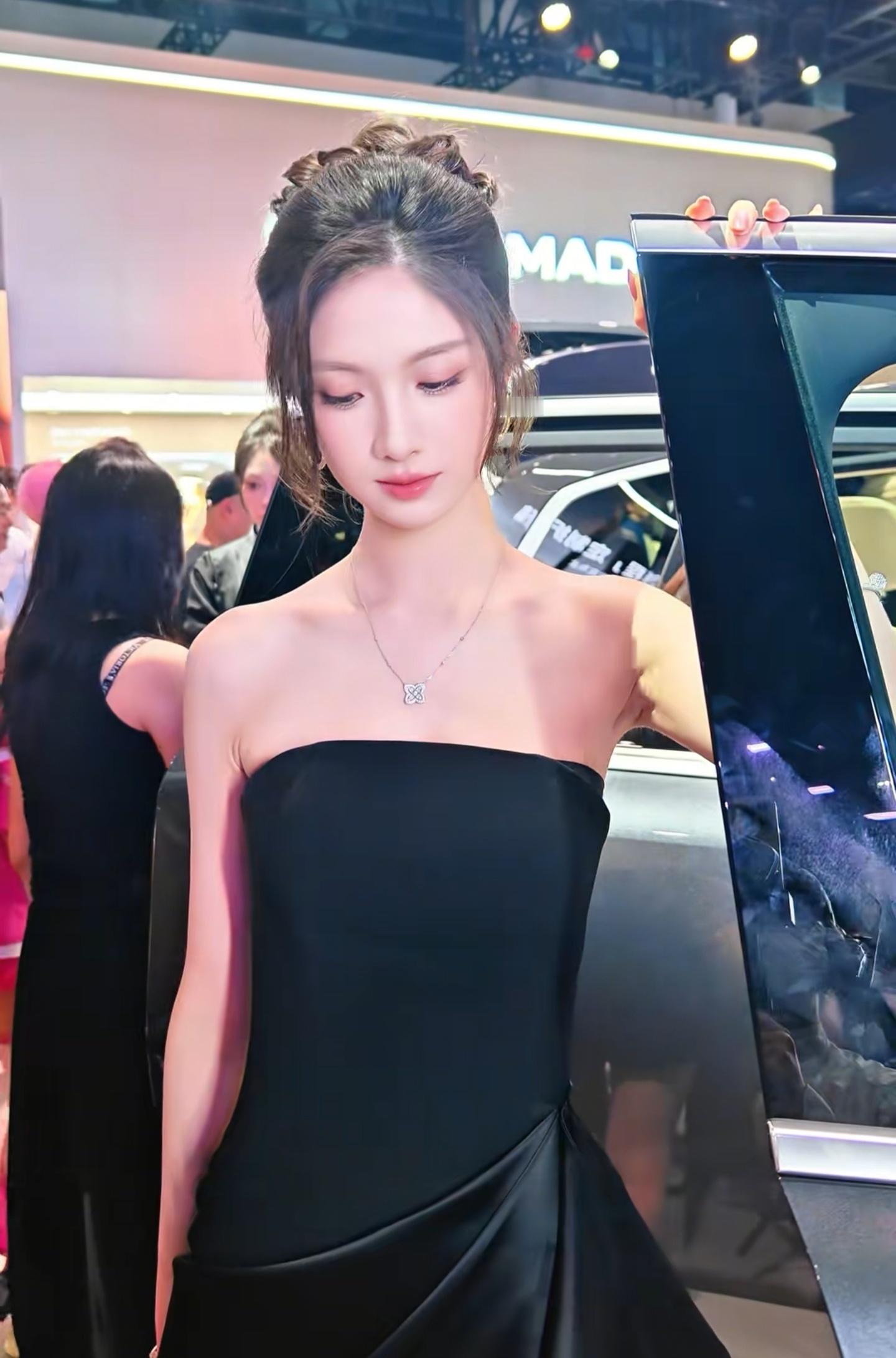 小米终于开窍了，请了园长当车模？ ​