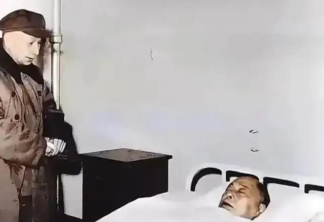 1971年冬，64岁的粟裕前往301医院探望病重的陈毅，神情非常的忧虑。陈毅在病