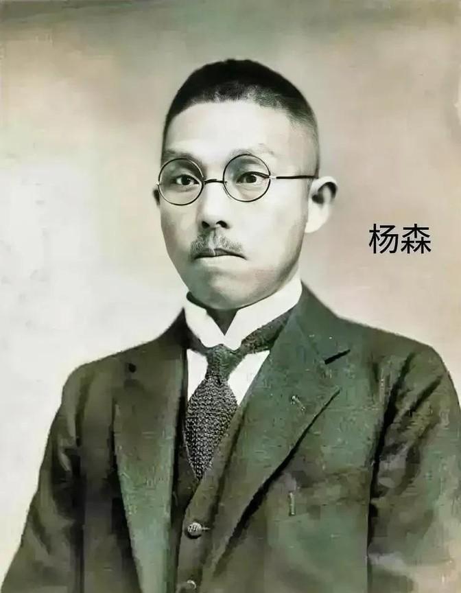 1949年12月15日深夜，成都北校场公馆地下密室，杨森亲手锁上第18个樟木箱，