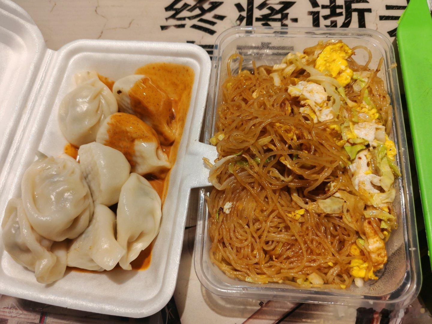 东北烧烤，挺不错，食材新鲜，调味不重，酱料很香，打包了沙县的蒸饺和炒米粉。