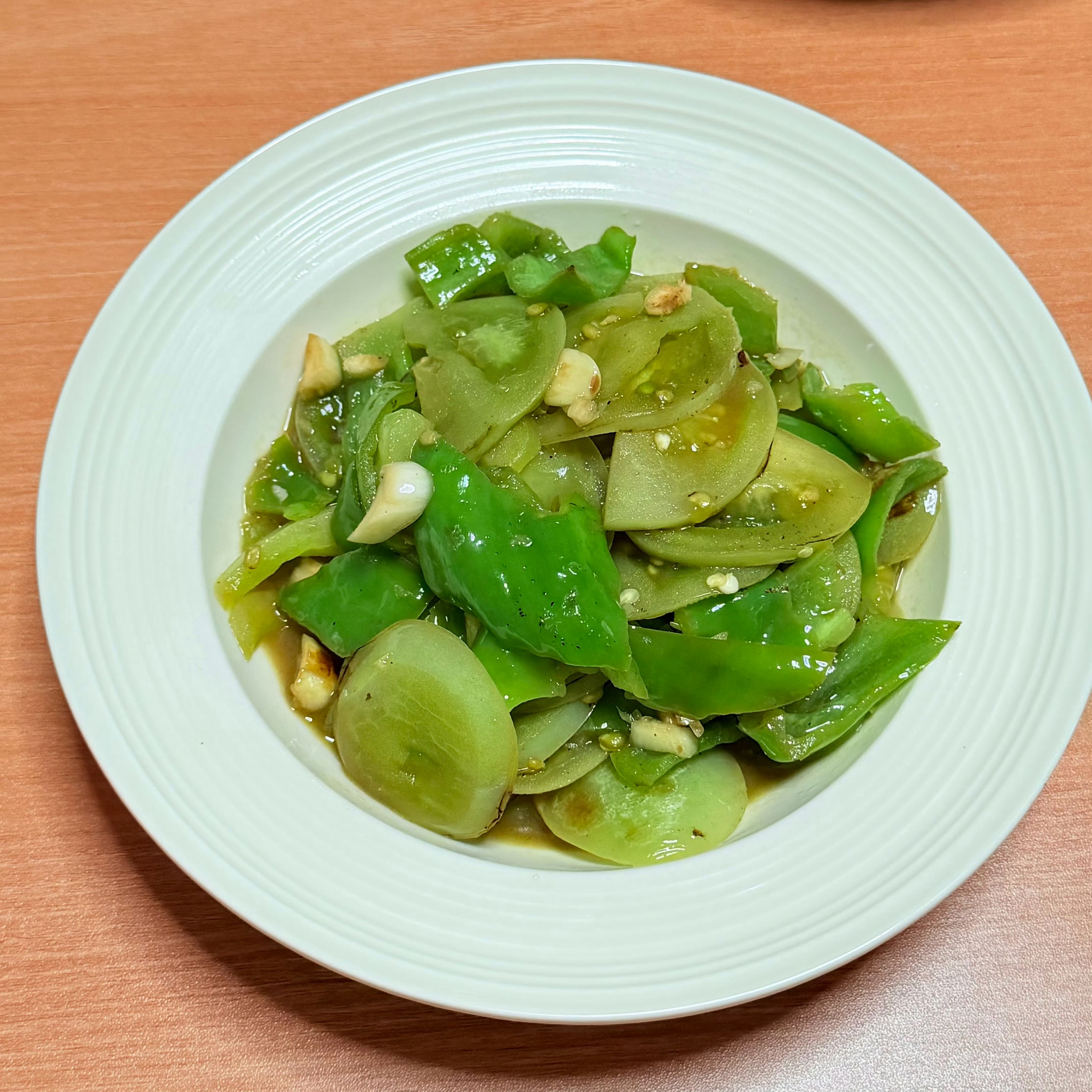 今天的午餐随便做点吃两个人四菜一汤红烧鲳鱼青椒炒西瓜皮凉拌腐竹青椒炒青番茄