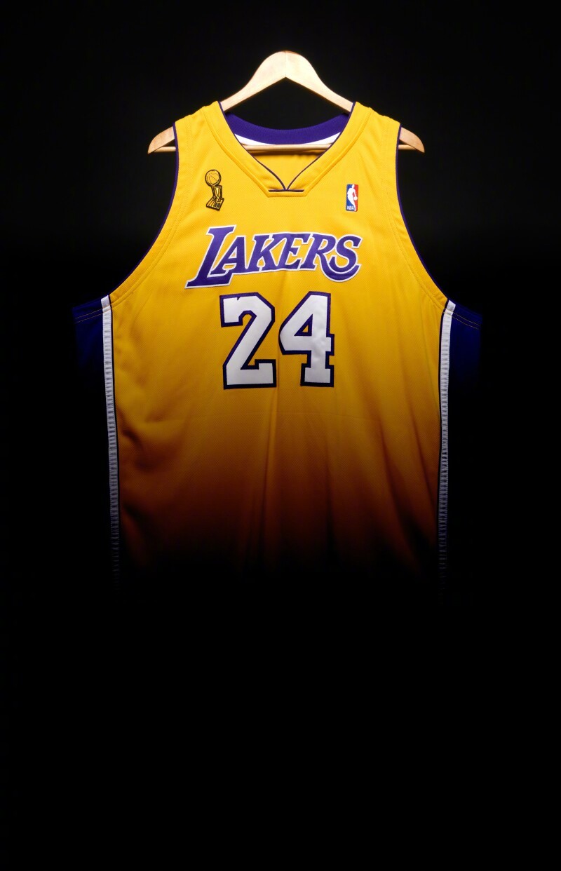 苏富比拍卖行为科比在2009年NBA总决赛第一场（总决赛生涯最高40分）所穿的球