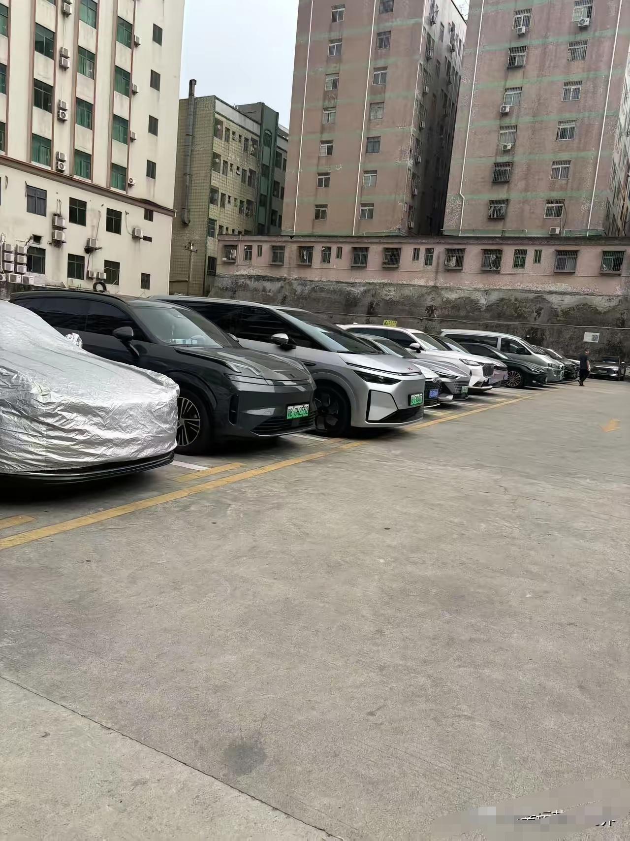 公司楼下停车场，我连续找了23天，一个空位都没找到。一天都没例外。早高峰