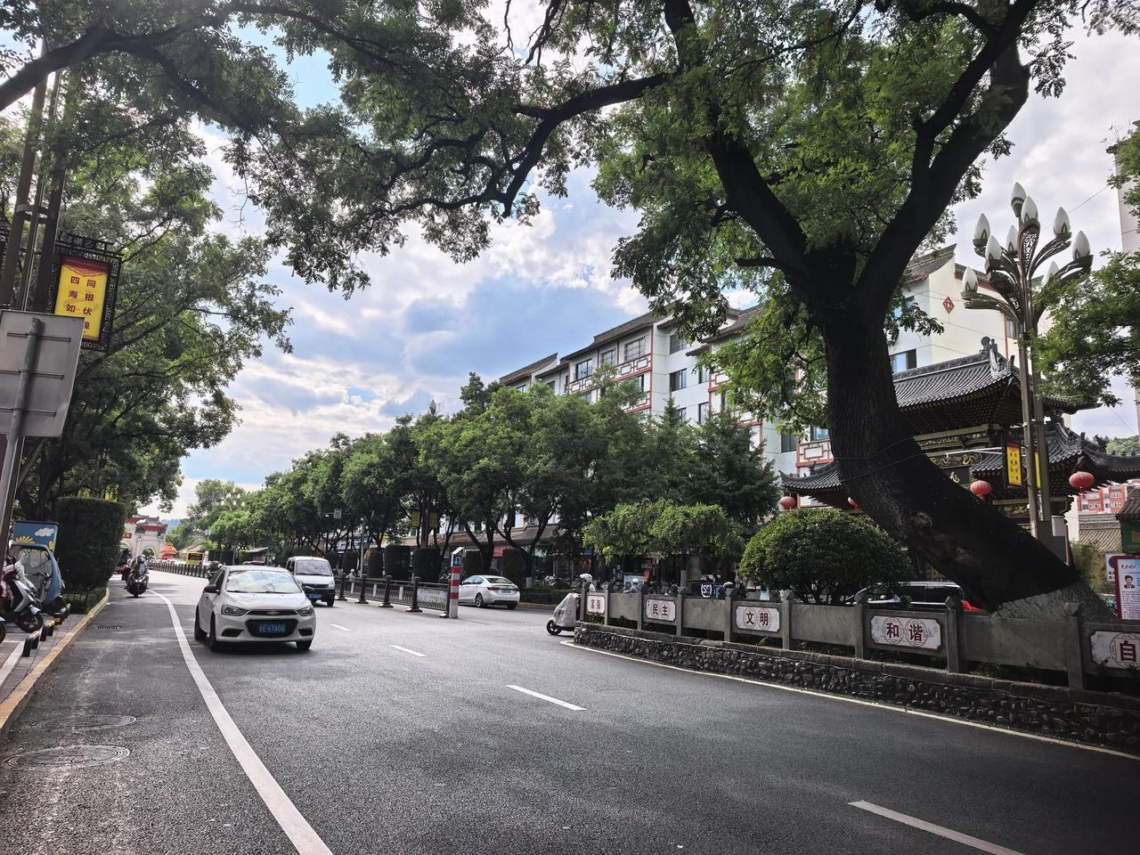 攒股收息的股票是一直持股不动，还是可以瞅准时机做波段？这个问题困扰我许久。前