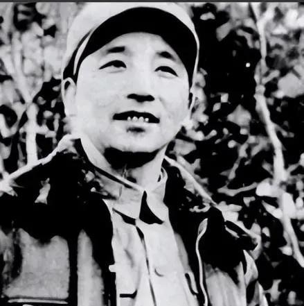1936年，秦基伟在西北战场上被马家军俘虏。为了保命，他谎称自己是伙夫，试图蒙混