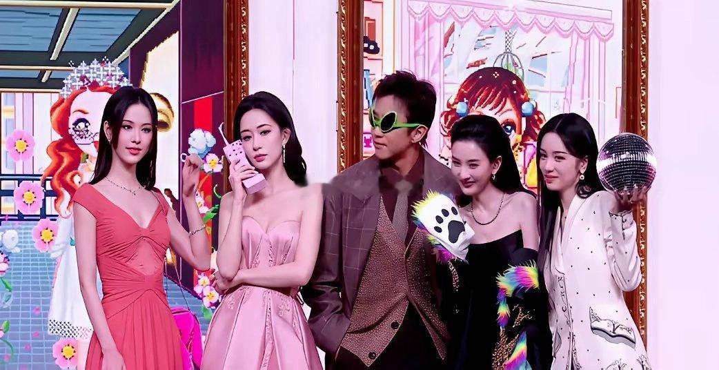 微博之夜，邓超身边再也看不见杨幂刘诗诗，你就该懂了，资本的刀有多快。全场85花就