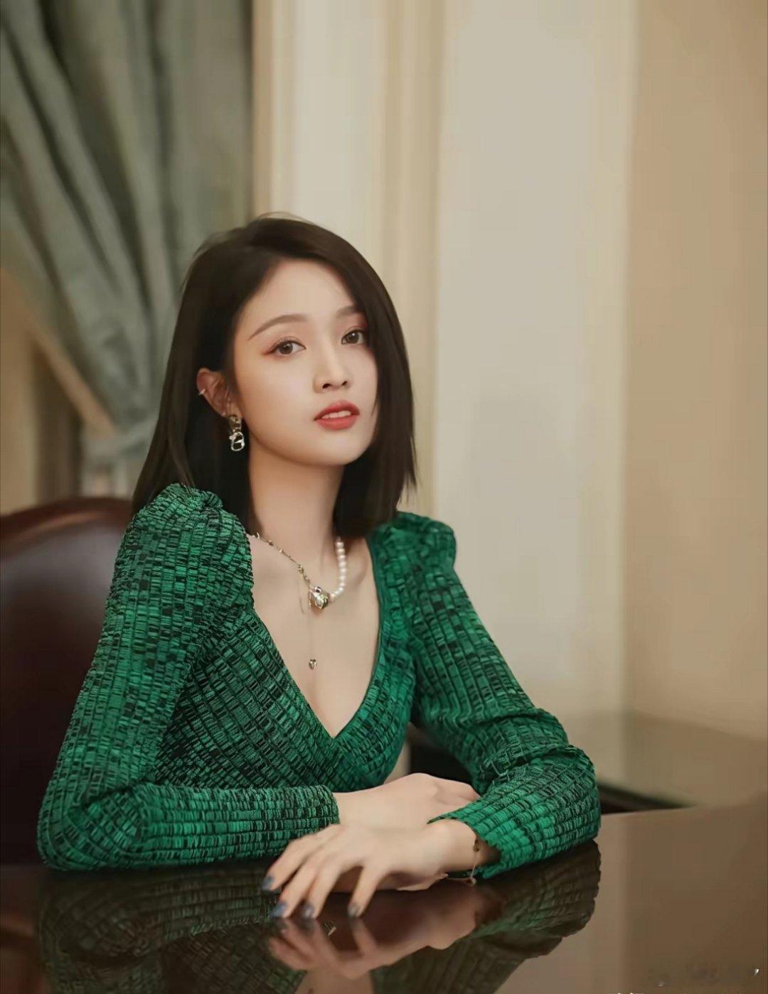 红毯翻车or惊艳全场？吴宣仪上热搜，审美撕裂背后藏着流量密码​​​